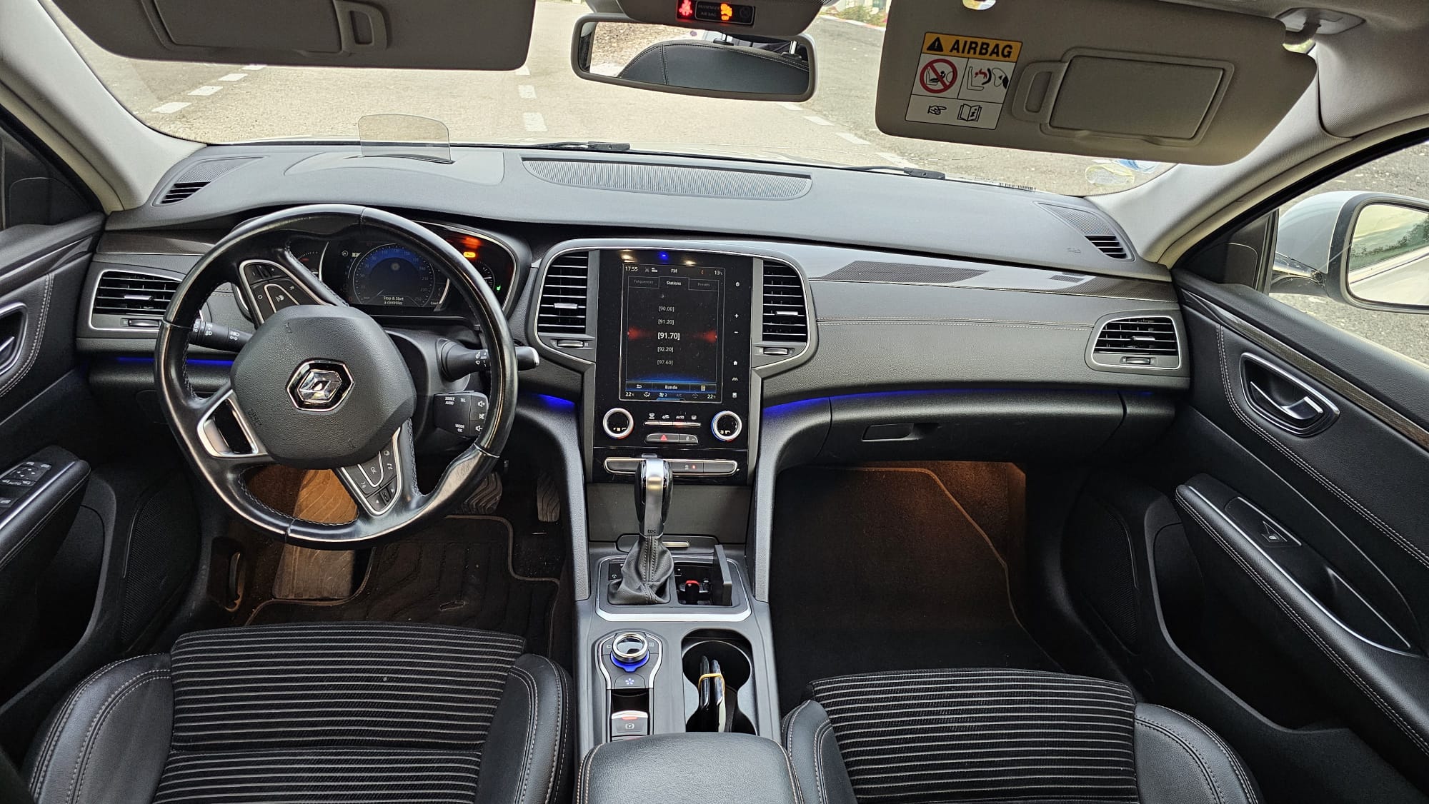 Renault Talisman Key Let's Entry * Key Let's Go * Faruri Led Pure Vision * Stopuri Full Led * Lumini de zi Led * Headup Display * Bord Cockpit Virtual * Tapiserie piele fara urme de uzura * Bord si fețe de uși îmbracate in piele ( model intens) * Sistem Navigatie * Sonorizare de excepție * DVD,SD-card,Aux * Scaune cu Masaj * Senzori parcare fata-spate * Cameră marșarier * Park assist( parchează singura) * Frâna activa (frânează singură) * Lane assist (menține banda de rulare) * Avertizare unghi mort în oglinzi * Lumini ambientale 5 culori * Pilot automat * Limitator viteză * 4 moduri de condus * Oglinzi pliabile Electric * Geamuri electrice cu tenta fumurie din fabrica * Dublu climatronic * Torpedou si Cotiera refrigerate * Cutie automata EDC * Doua chei 2
