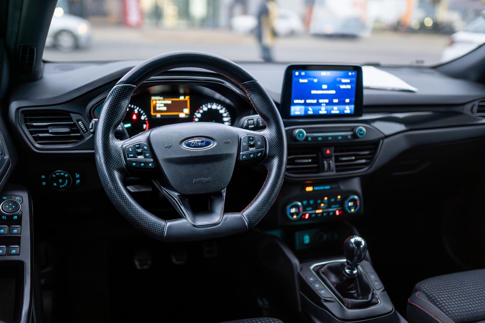 Ford Focus FORD Focus – Acest model din 2020 se remarcă prin fiabilitate și dotări moderne. Mașina este înmatriculată și a avut o singură înmatriculare inițială în martie 2020. Oferă un consum redus și multiple sisteme de siguranță și confort pentru o experiență plăcută la volan.  5 uși, spațiu generos pentru pasageri Climatizare automată Android Auto și interfață Bluetooth Faruri LED de zi și lumini adaptive la viraj Sistem de navigație integrat Cameră video marșarier și senzori parcare față/spate Cruise control adaptiv și limitator de viteză Frânare automată de urgență și asistent trafic urban Încărcare wireless pentru dispozitive mobile Scaune cu fixare ISOFIX pentru copii  Toate informațiile din acest anunț urmează să fie confirmate împreună cu vânzătorul. 2