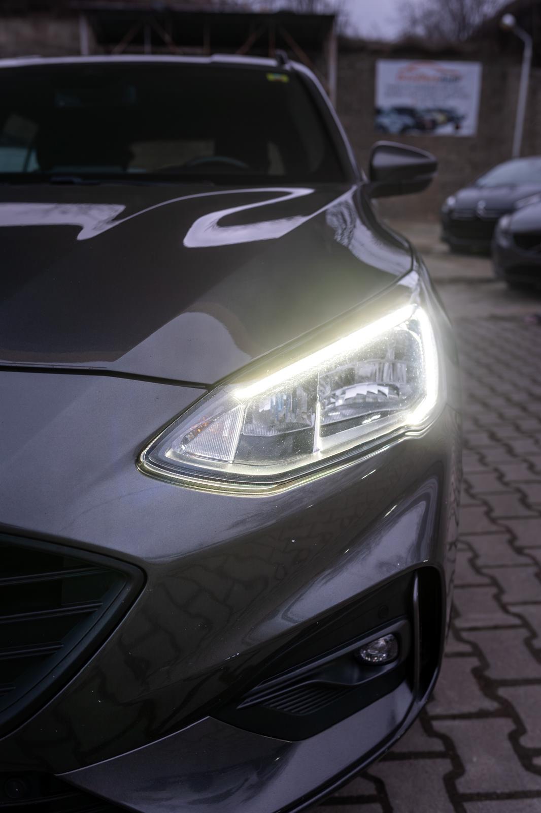 Ford Focus FORD Focus – Acest model din 2020 se remarcă prin fiabilitate și dotări moderne. Mașina este înmatriculată și a avut o singură înmatriculare inițială în martie 2020. Oferă un consum redus și multiple sisteme de siguranță și confort pentru o experiență plăcută la volan.  5 uși, spațiu generos pentru pasageri Climatizare automată Android Auto și interfață Bluetooth Faruri LED de zi și lumini adaptive la viraj Sistem de navigație integrat Cameră video marșarier și senzori parcare față/spate Cruise control adaptiv și limitator de viteză Frânare automată de urgență și asistent trafic urban Încărcare wireless pentru dispozitive mobile Scaune cu fixare ISOFIX pentru copii  Toate informațiile din acest anunț urmează să fie confirmate împreună cu vânzătorul. 4